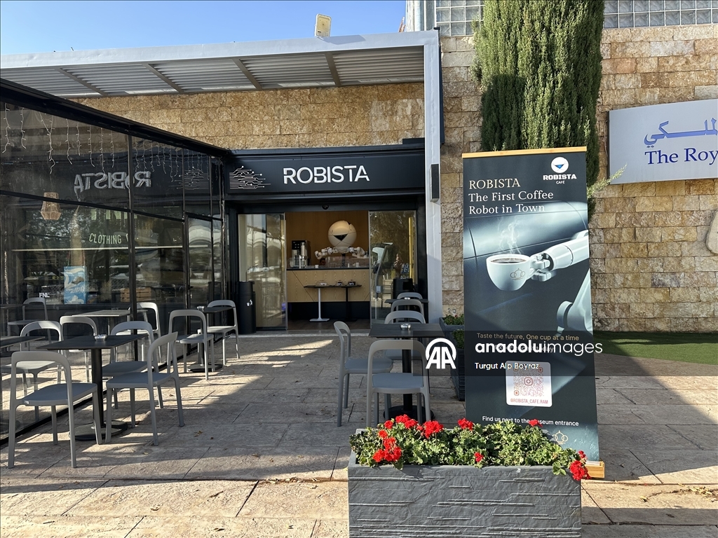 "قهوتك جاهزة".. روبوت يقدم المشروبات للسياح في متحف أردني