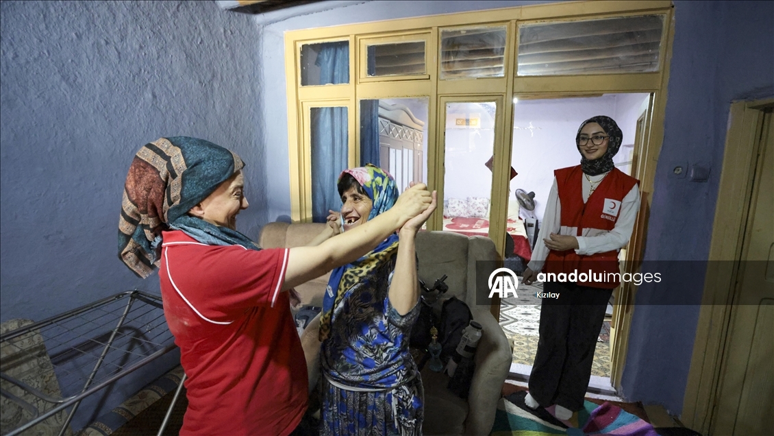 Konya'da yaşayan baba ve engelli kızı Türk Kızılay'ın sürpriziyle mutlu oldu