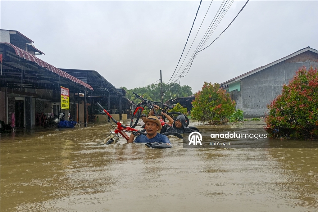 Число жертв наводнений и схода оползней в Индонезии возросло до 604 человек