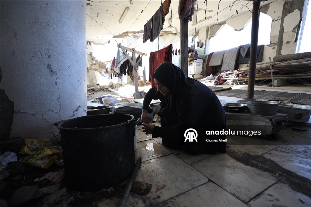 Cibaliya’daki yıkılmış camide yaşayan Filistinli aile yağışlar nedeniyle endişeli