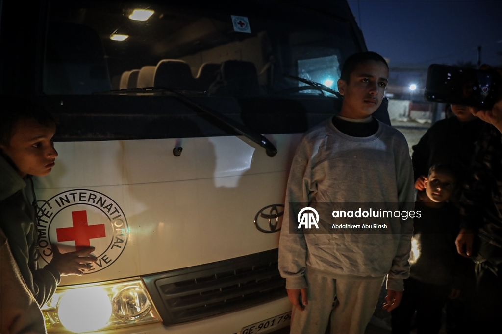 İsrail'in Gazze'den alıkoyduğu Filistinlilerden bir grup daha serbest bırakıldı