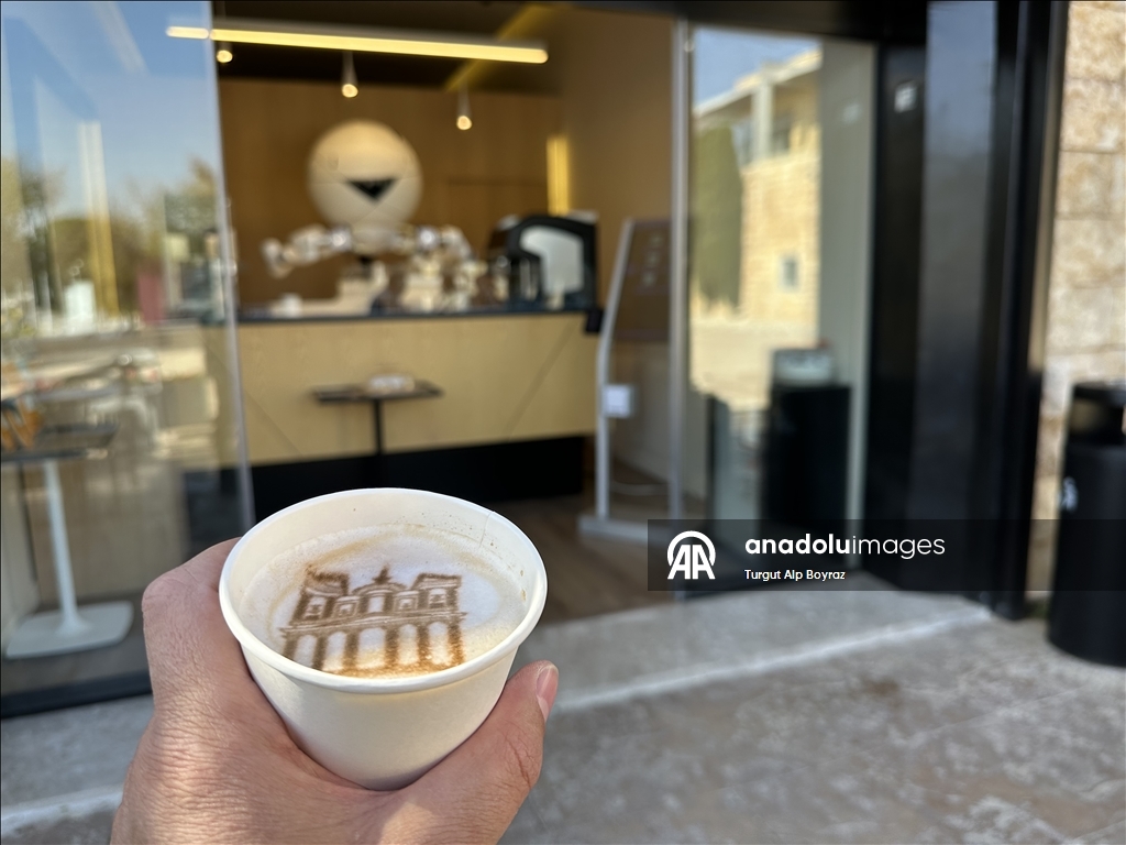 "قهوتك جاهزة".. روبوت يقدم المشروبات للسياح في متحف أردني