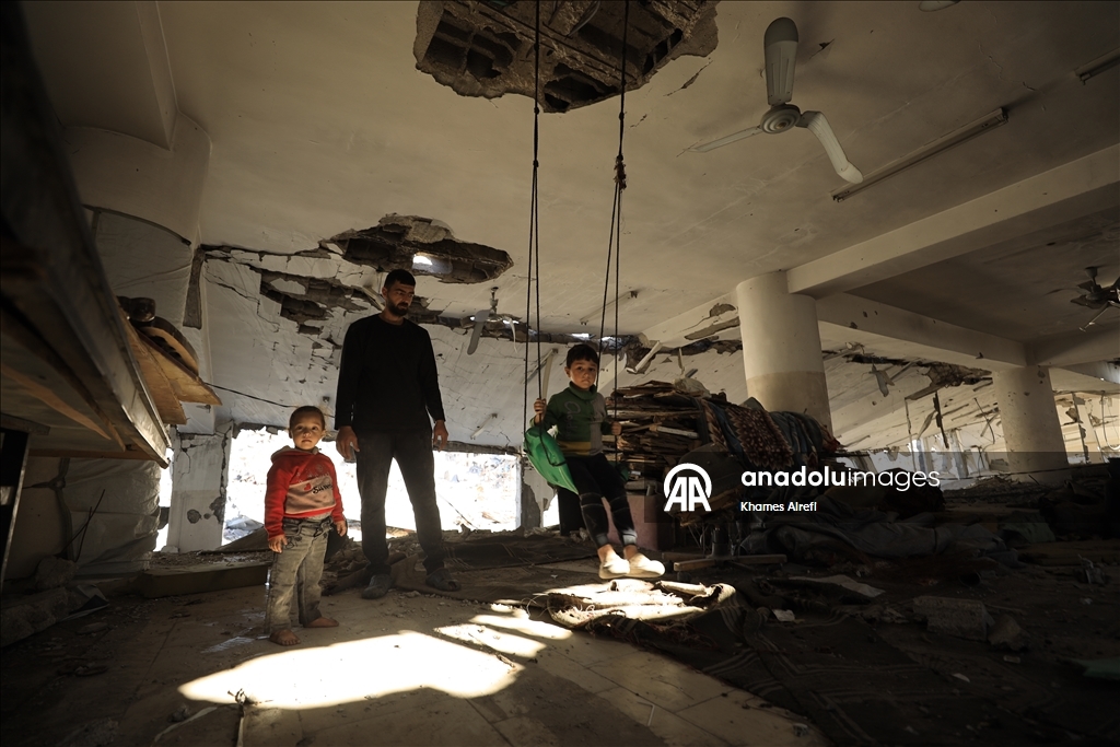 Cibaliya’daki yıkılmış camide yaşayan Filistinli aile yağışlar nedeniyle endişeli