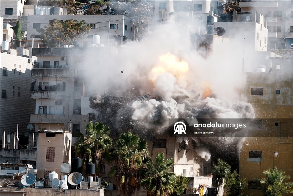 İsrail ordusu Nablus'ta Filistinli bir aileye ait evi havaya uçurdu