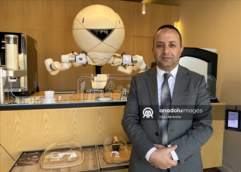 "قهوتك جاهزة".. روبوت يقدم المشروبات للسياح في متحف أردني