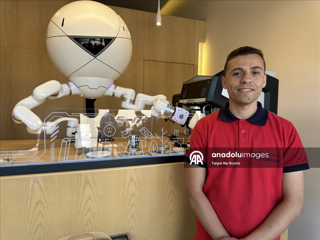 "قهوتك جاهزة".. روبوت يقدم المشروبات للسياح في متحف أردني