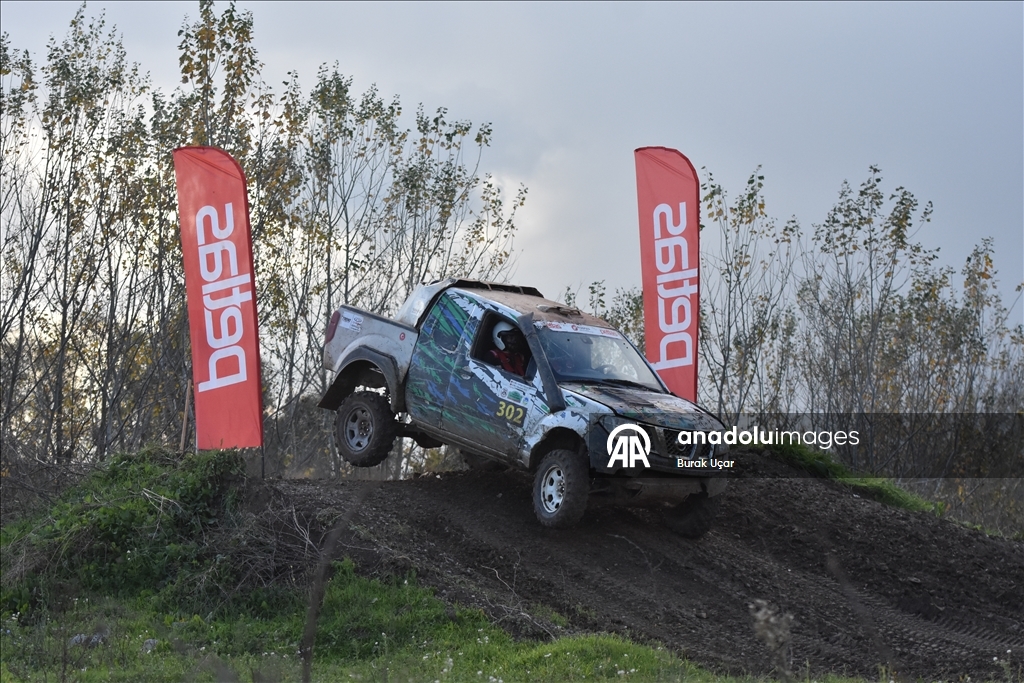 В турецкой Сакарье прошли гонки внедорожников