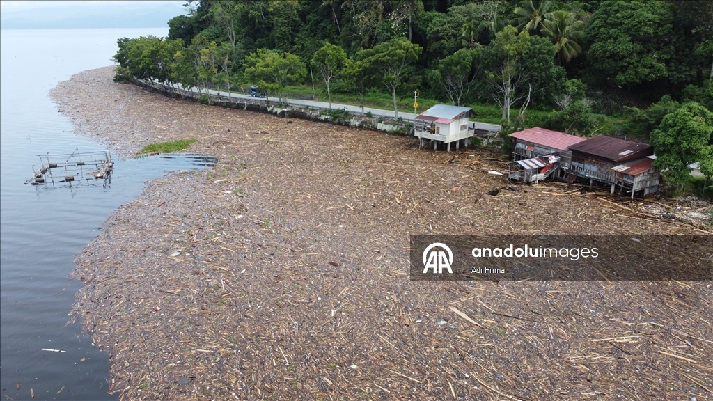 Наводнение в Западной Суматре превратило в свалку берега озера Сингкарак