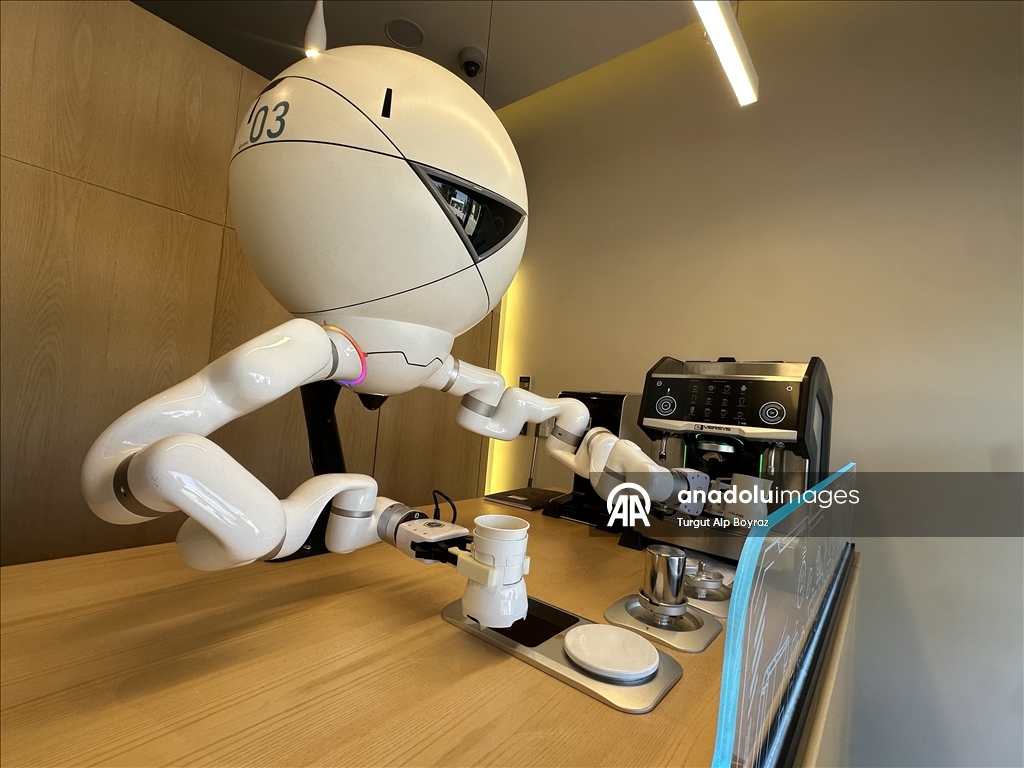 "قهوتك جاهزة".. روبوت يقدم المشروبات للسياح في متحف أردني