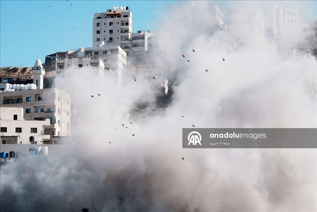 İsrail ordusu Nablus'ta Filistinli bir aileye ait evi havaya uçurdu