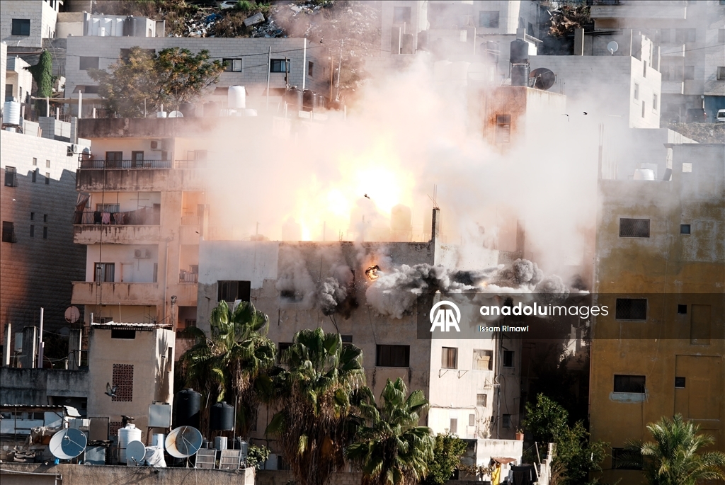 İsrail ordusu Nablus'ta Filistinli bir aileye ait evi havaya uçurdu
