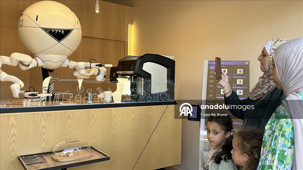 "قهوتك جاهزة".. روبوت يقدم المشروبات للسياح في متحف أردني