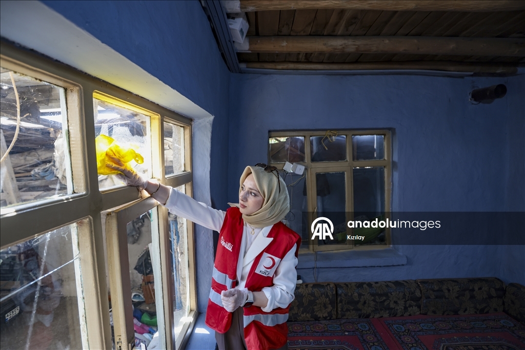 Konya'da yaşayan baba ve engelli kızı Türk Kızılay'ın sürpriziyle mutlu oldu