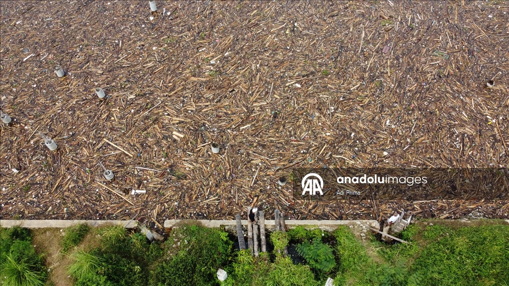 Наводнение в Западной Суматре превратило в свалку берега озера Сингкарак