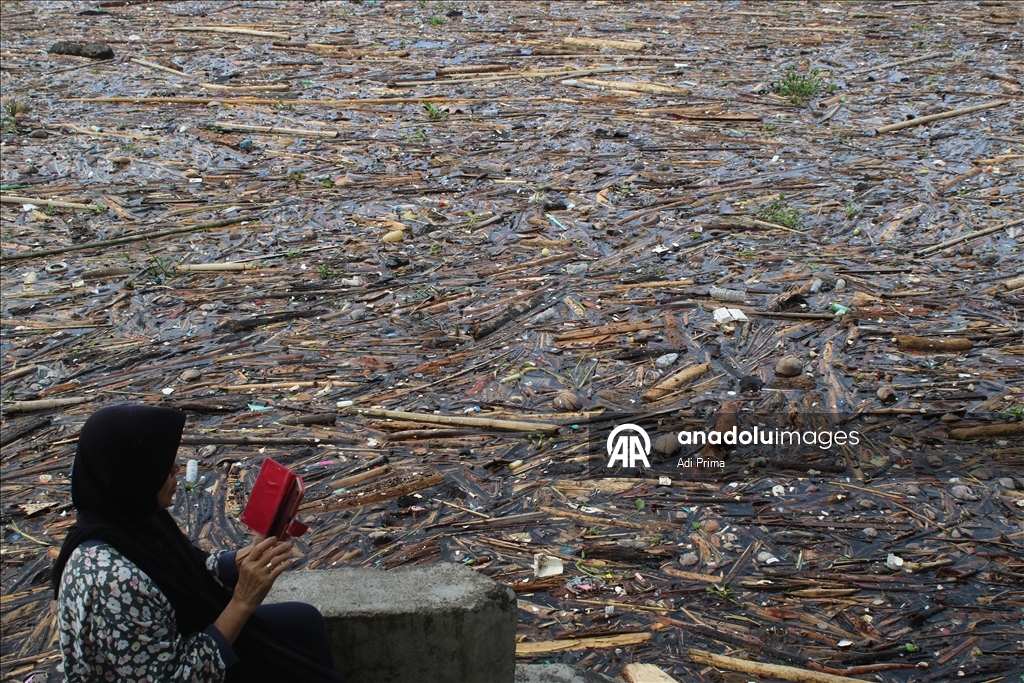 Наводнение в Западной Суматре превратило в свалку берега озера Сингкарак