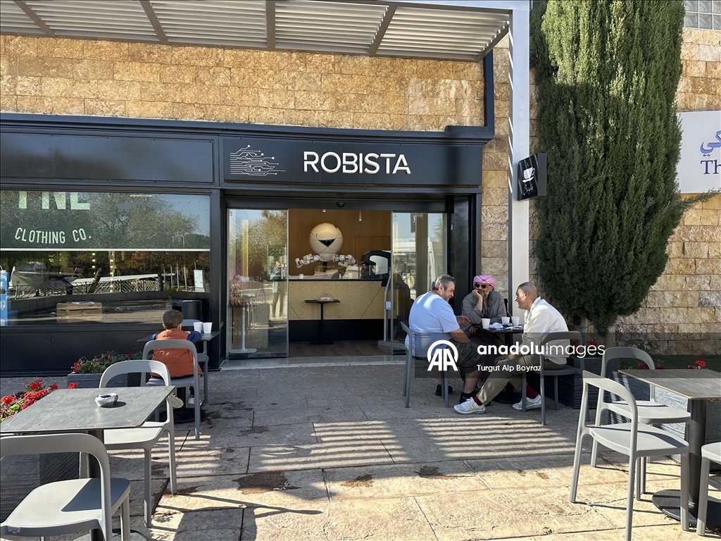 "قهوتك جاهزة".. روبوت يقدم المشروبات للسياح في متحف أردني