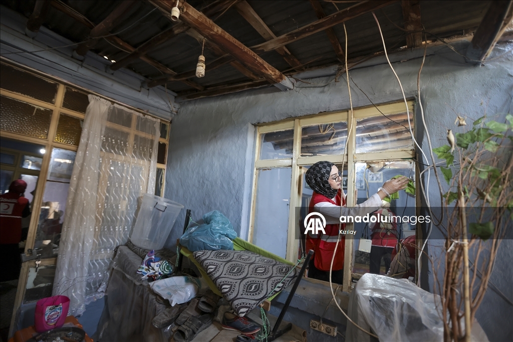 Konya'da yaşayan baba ve engelli kızı Türk Kızılay'ın sürpriziyle mutlu oldu