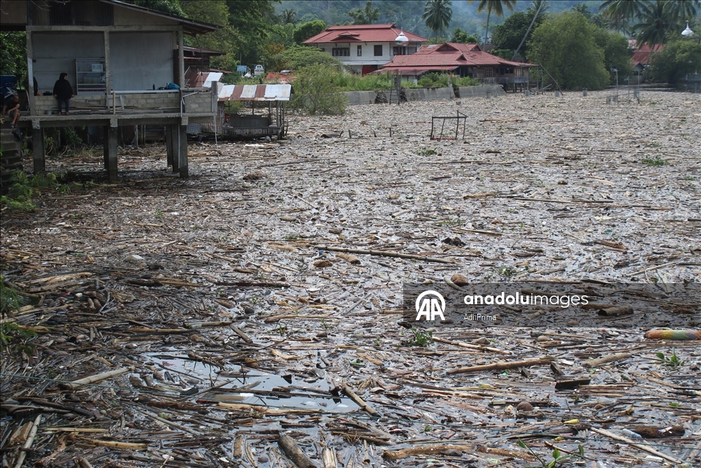 Наводнение в Западной Суматре превратило в свалку берега озера Сингкарак