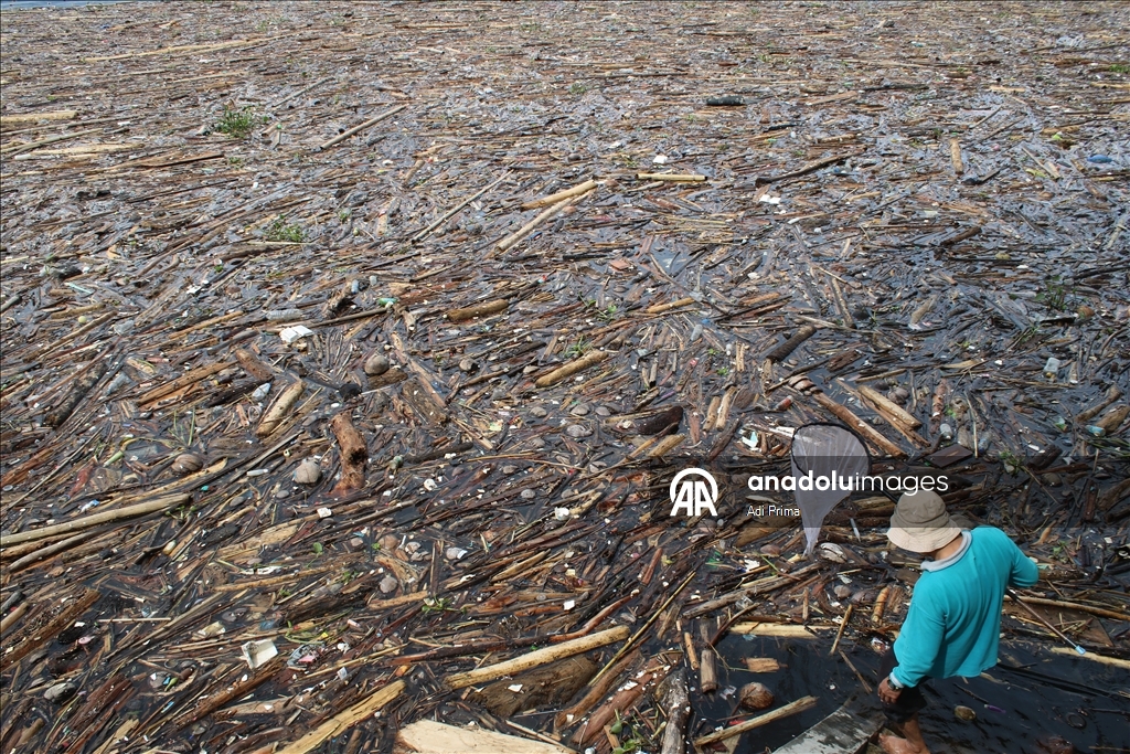 Наводнение в Западной Суматре превратило в свалку берега озера Сингкарак