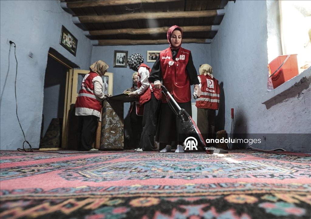 Konya'da yaşayan baba ve engelli kızı Türk Kızılay'ın sürpriziyle mutlu oldu