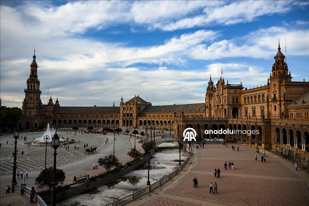 Seville’s Most Enchanting Landmark: Plaza de Espana