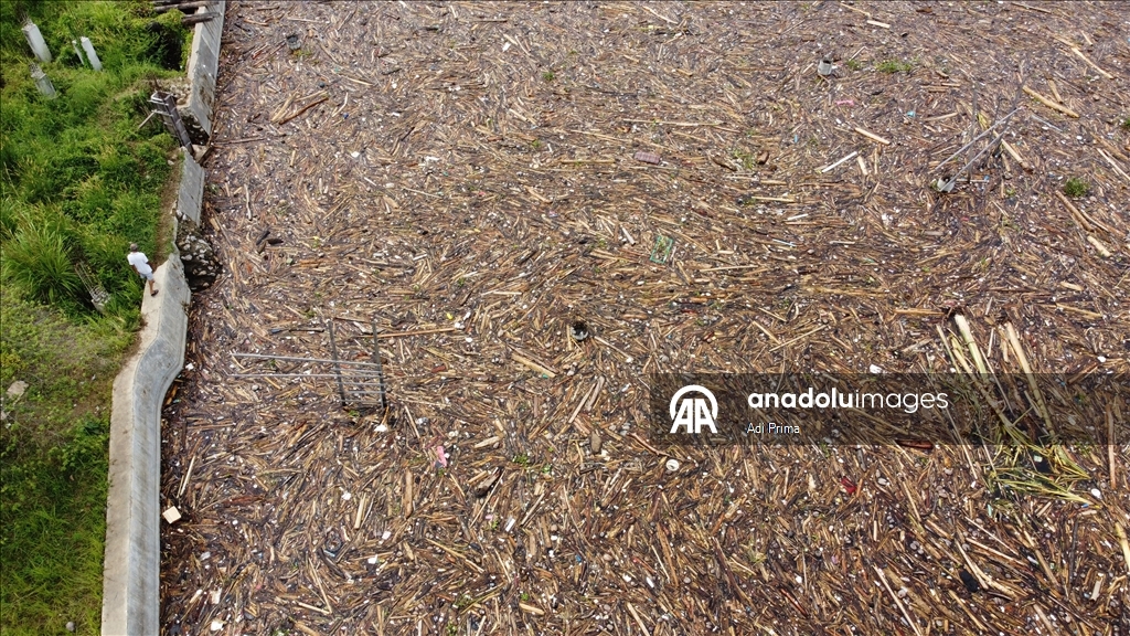 Наводнение в Западной Суматре превратило в свалку берега озера Сингкарак