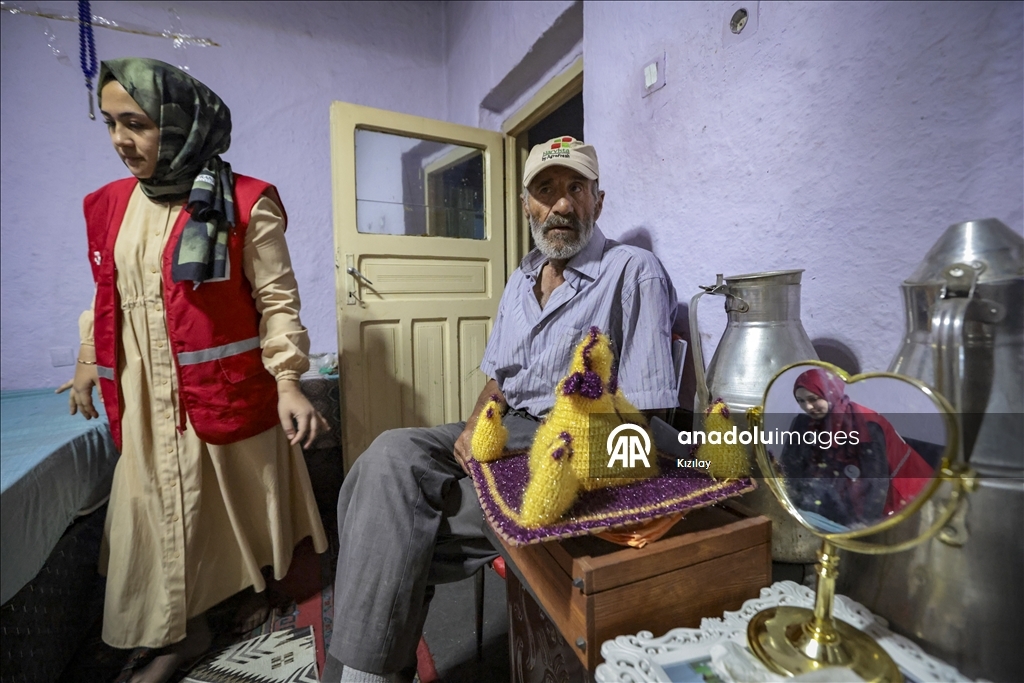 Konya'da yaşayan baba ve engelli kızı Türk Kızılay'ın sürpriziyle mutlu oldu