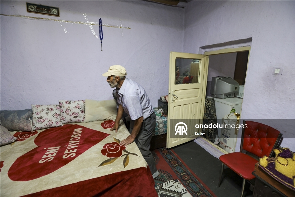 Konya'da yaşayan baba ve engelli kızı Türk Kızılay'ın sürpriziyle mutlu oldu