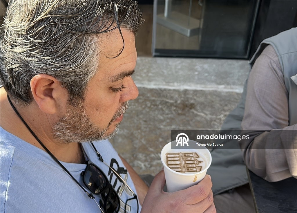 "قهوتك جاهزة".. روبوت يقدم المشروبات للسياح في متحف أردني