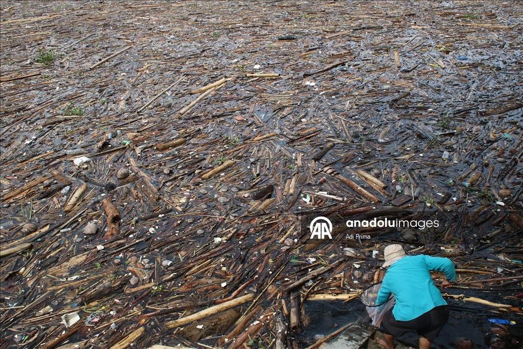 Наводнение в Западной Суматре превратило в свалку берега озера Сингкарак