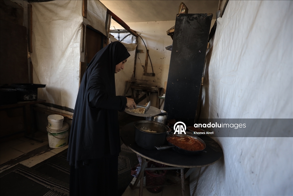 Cibaliya’daki yıkılmış camide yaşayan Filistinli aile yağışlar nedeniyle endişeli
