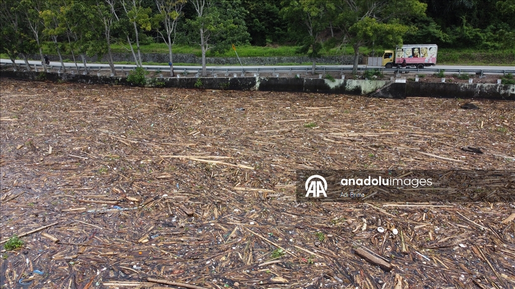 Наводнение в Западной Суматре превратило в свалку берега озера Сингкарак