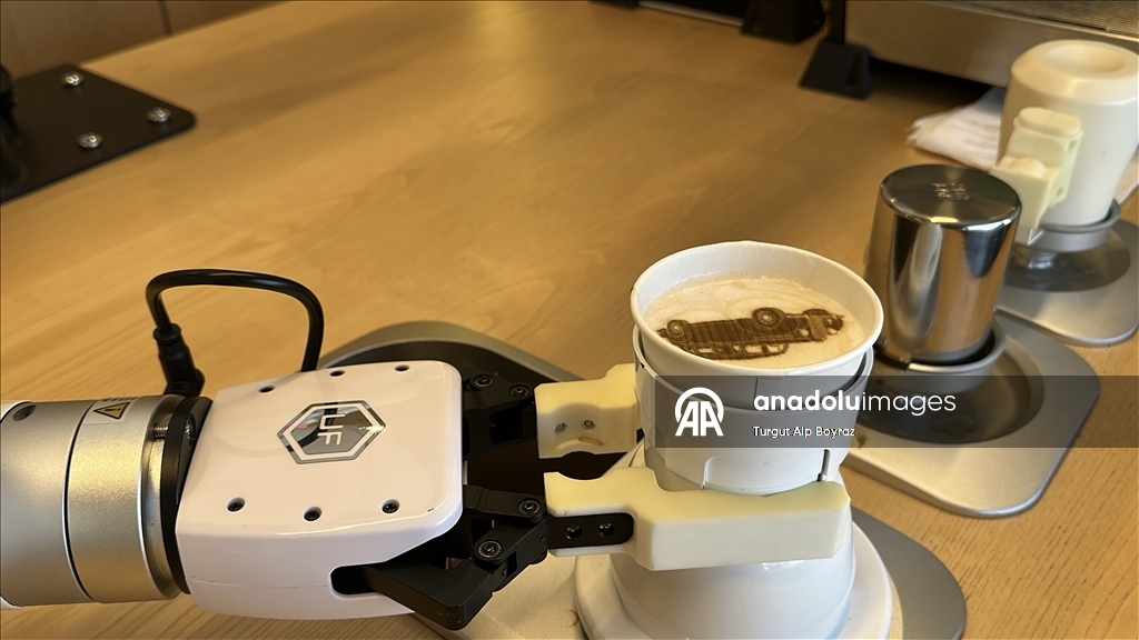 "قهوتك جاهزة".. روبوت يقدم المشروبات للسياح في متحف أردني