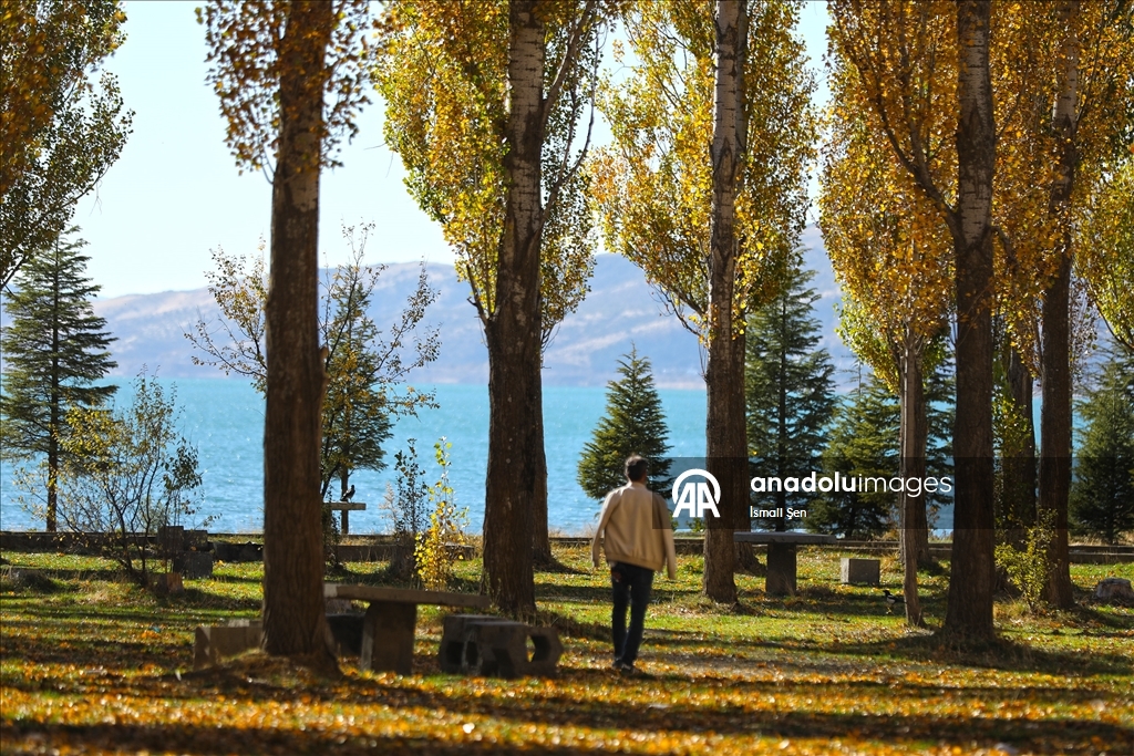 Осень раскрасила в яркие цвета окрестности озера Хазар