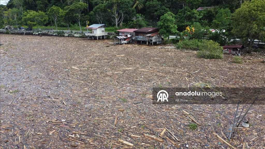 Наводнение в Западной Суматре превратило в свалку берега озера Сингкарак