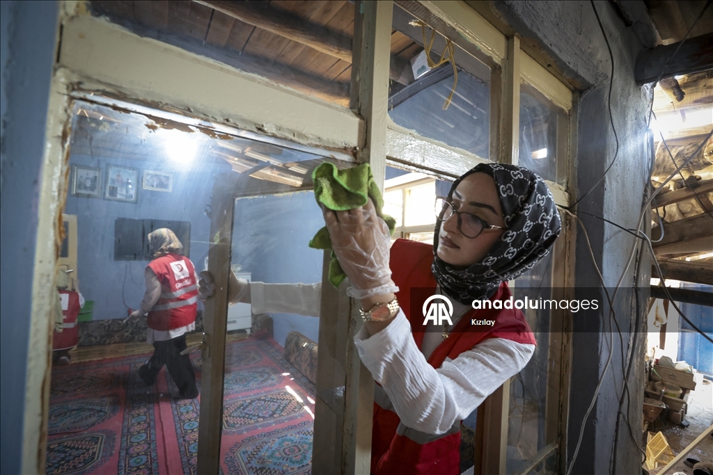 Konya'da yaşayan baba ve engelli kızı Türk Kızılay'ın sürpriziyle mutlu oldu