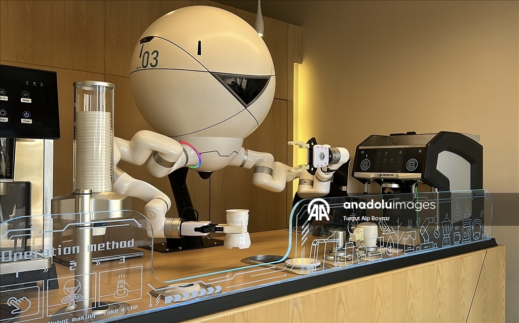 "قهوتك جاهزة".. روبوت يقدم المشروبات للسياح في متحف أردني