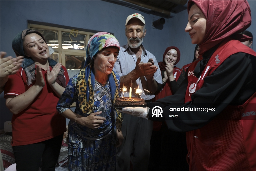 Konya'da yaşayan baba ve engelli kızı Türk Kızılay'ın sürpriziyle mutlu oldu