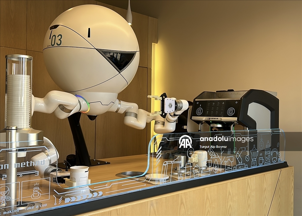 "قهوتك جاهزة".. روبوت يقدم المشروبات للسياح في متحف أردني