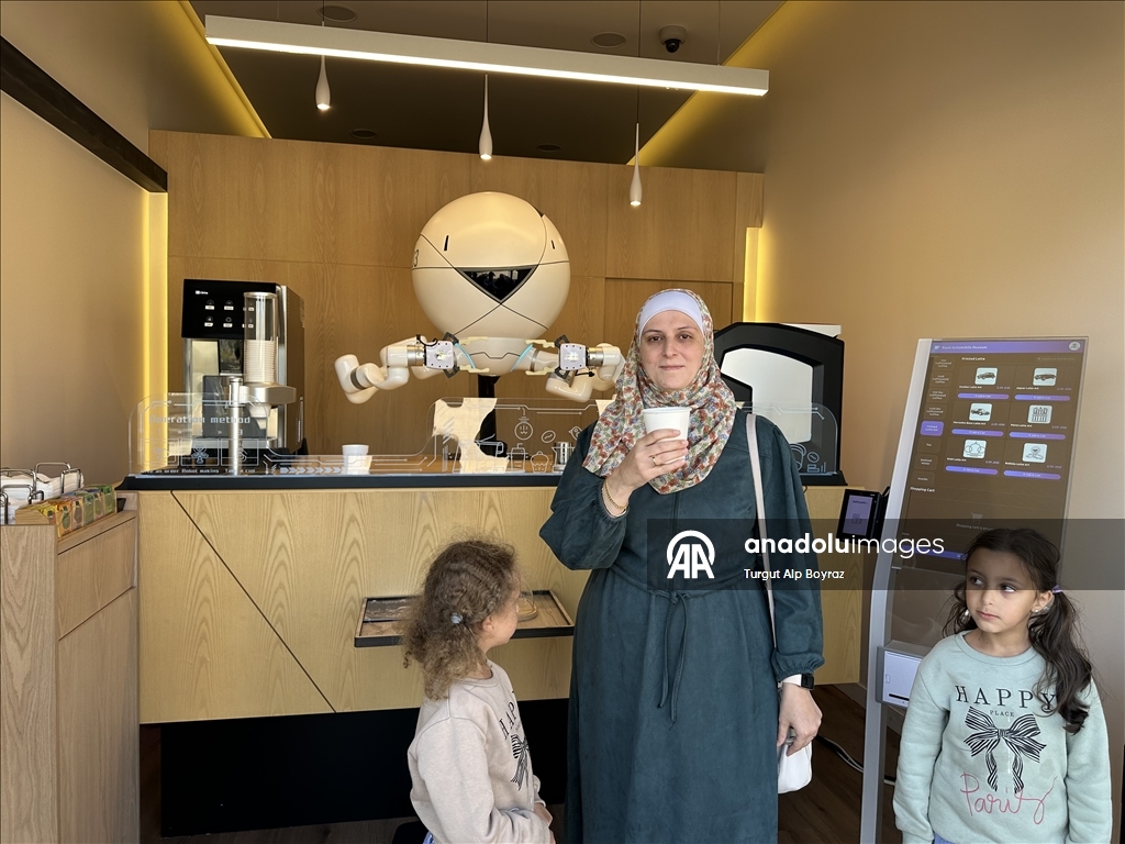 "قهوتك جاهزة".. روبوت يقدم المشروبات للسياح في متحف أردني