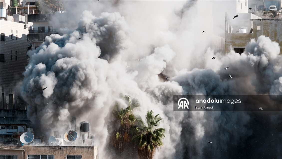 İsrail ordusu Nablus'ta Filistinli bir aileye ait evi havaya uçurdu