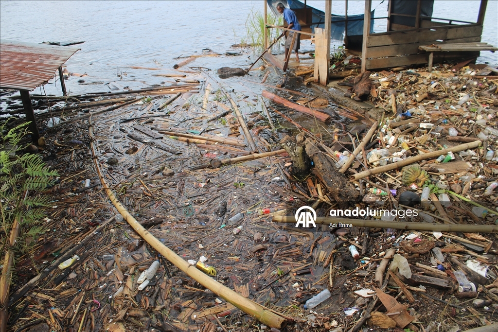 Наводнение в Западной Суматре превратило в свалку берега озера Сингкарак