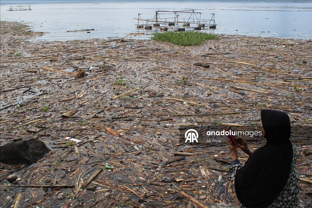Наводнение в Западной Суматре превратило в свалку берега озера Сингкарак