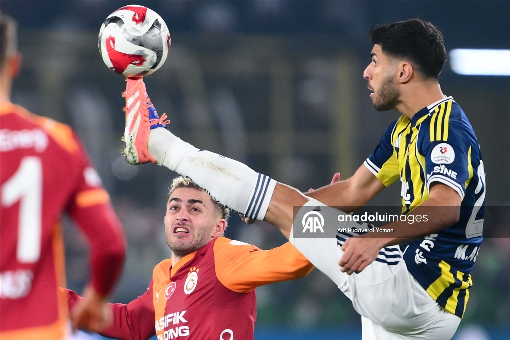 Турецкая Суперлига: "Фенербахче" сыграл вничью с "Галатасарем"