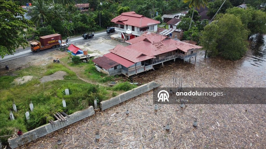 Наводнение в Западной Суматре превратило в свалку берега озера Сингкарак