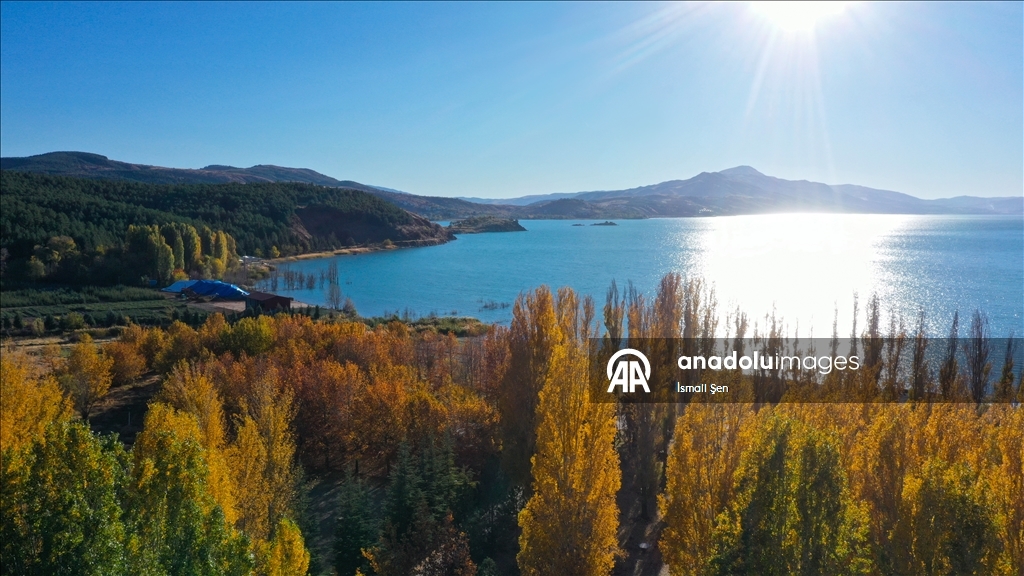 Осень раскрасила в яркие цвета окрестности озера Хазар