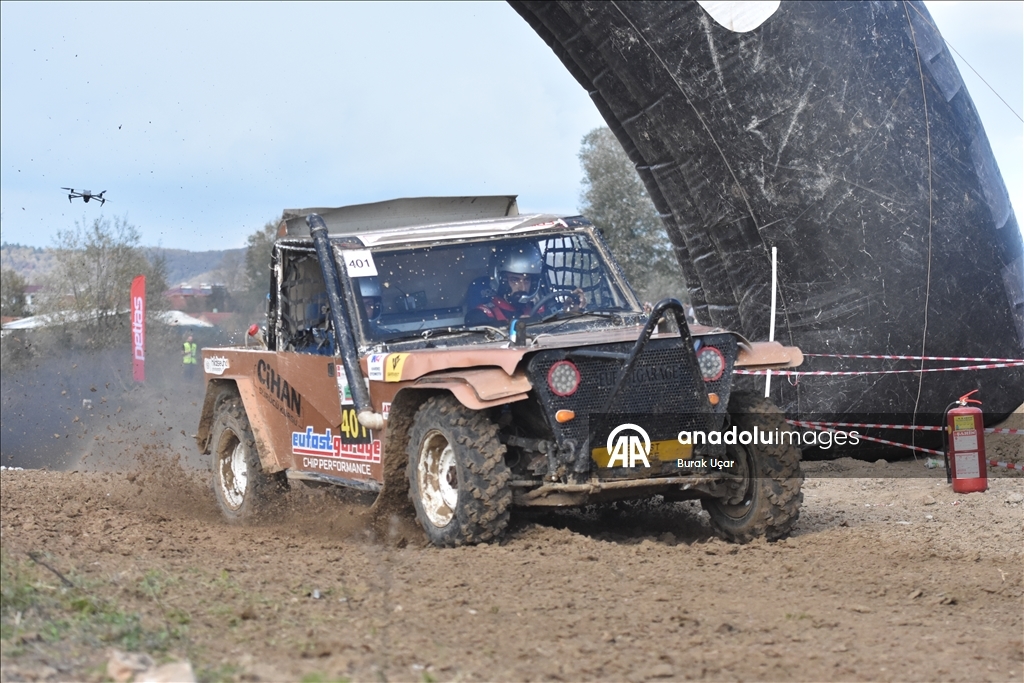 В турецкой Сакарье прошли гонки внедорожников