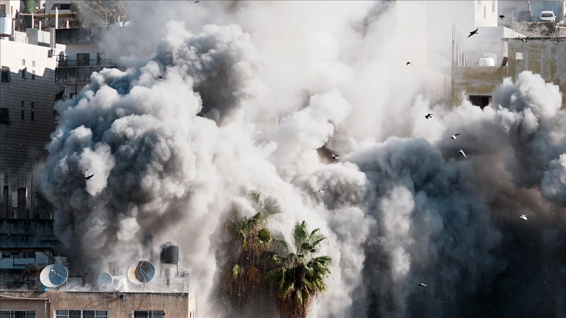 İsrail ordusu Nablus'ta Filistinli bir aileye ait evi havaya uçurdu