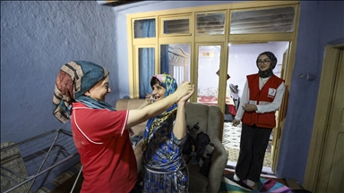 Konya'da yaşayan baba ve engelli kızı Türk Kızılay'ın sürpriziyle mutlu oldu