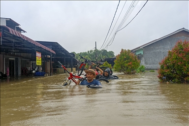 Число жертв наводнений и схода оползней в Индонезии возросло до 604 человек